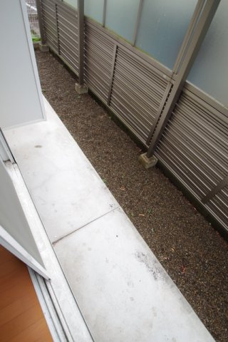 川崎市高津区久地４丁目のアパートのバルコニー