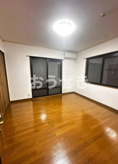 万世町1丁目貸戸建の居間・リビング