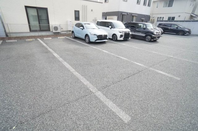 メゾンマスト盛南Ⅴの駐車場
