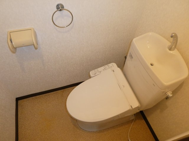 春日部市粕壁東４丁目の賃貸マンションのトイレ