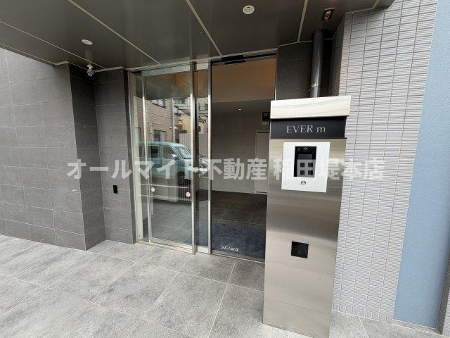 府中市是政３丁目の賃貸マンションのエントランス