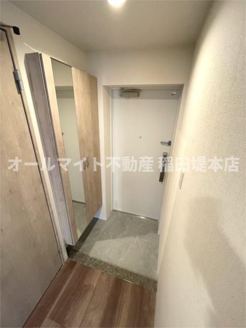 府中市是政３丁目の賃貸マンションの玄関