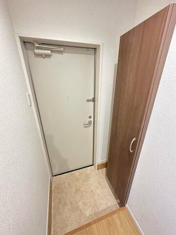 横浜市神奈川区松見町３丁目のアパートの玄関