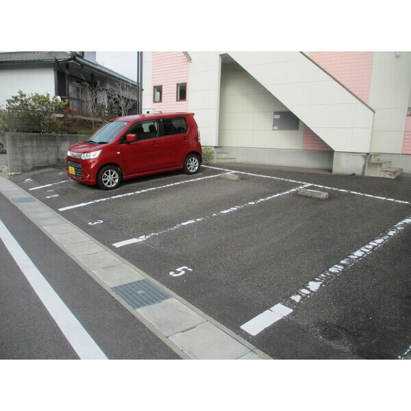 ライブリー共和の駐車場