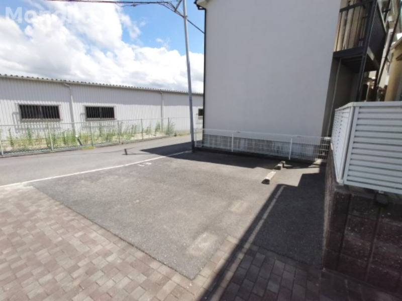 クレール琴山の駐車場