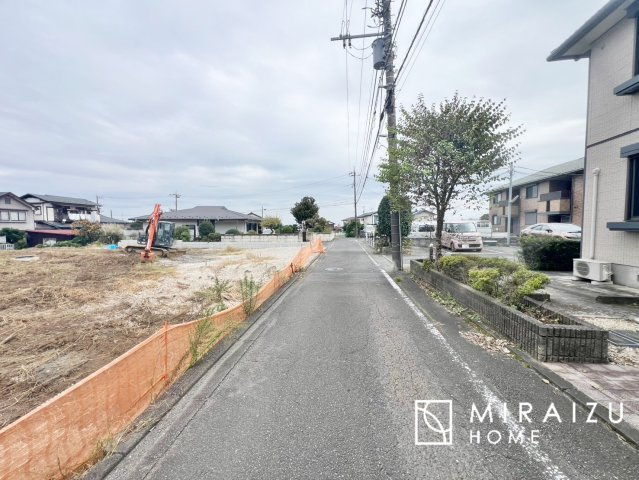 【前面道路含む現地写真】 | 運転が不安な方も安心な前面道路、きちんと幅員のある道路は女性にも安心です。整備されている道路は気持ちも良いですね♪