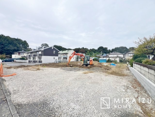 【前面道路含む現地写真】 | お車の運転に自信のない方でも安心かなと思います。とても解放感があり、日当たりも気持ちよさそうです。