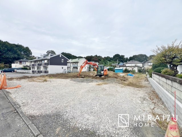 【前面道路含む現地写真】 | 通勤や家族の送迎など、毎日の生活にマイカーが欠かせない方にとって駐車場は大事な条件。敷地内にカースペースがあれば、お出かけやお買い物の際の搬入出も楽々です。