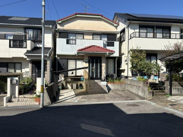 「風通り良好4SLDK」高知市一宮東町　中古一戸建ての外観|建物正面の様子。玄関前には駐車スペースがあり、道路からの出入りも現地でご確認いただけます。