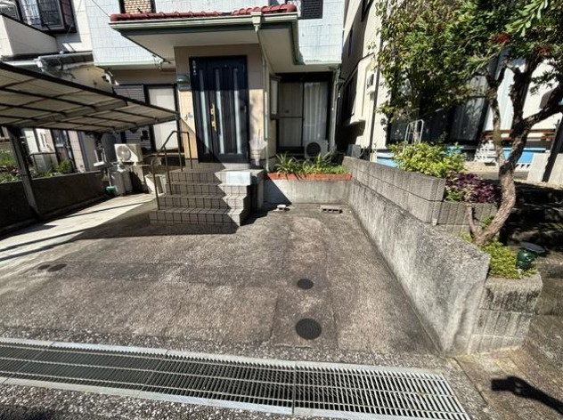 「風通り良好4SLDK」高知市一宮東町　中古一戸建ての駐車場|玄関前の駐車スペース。お車から玄関までの距離が近く、お買い物後の荷物運びにも便利です。