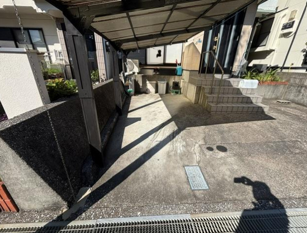 「風通り良好4SLDK」高知市一宮東町　中古一戸建ての駐車場|屋根付きのカーポートを備えています。雨の日の乗り降りや荷物の積み下ろしにも役立ちます。