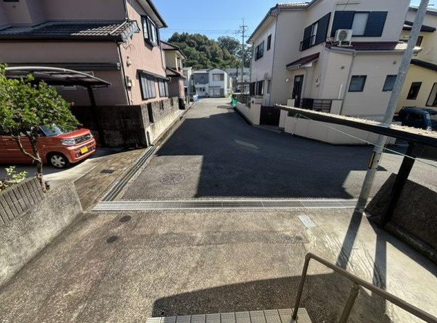 「風通り良好4SLDK」高知市一宮東町　中古一戸建ての前面道路含む現地写真|住宅が立ち並ぶ前面道路。周辺の雰囲気や、お車での通行のしやすさをご確認ください。