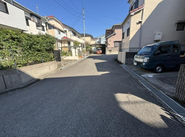 「風通り良好4SLDK」高知市一宮東町　中古一戸建ての前面道路含む現地写真|住まいの前から見た道路の様子。周辺環境とあわせて、駐車時の車の動きも現地でご確認ください。