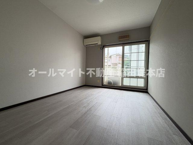 川崎市多摩区生田６丁目のアパートの居間・リビング