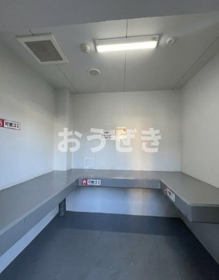 ハイズ梅島コンフォールの駐車場