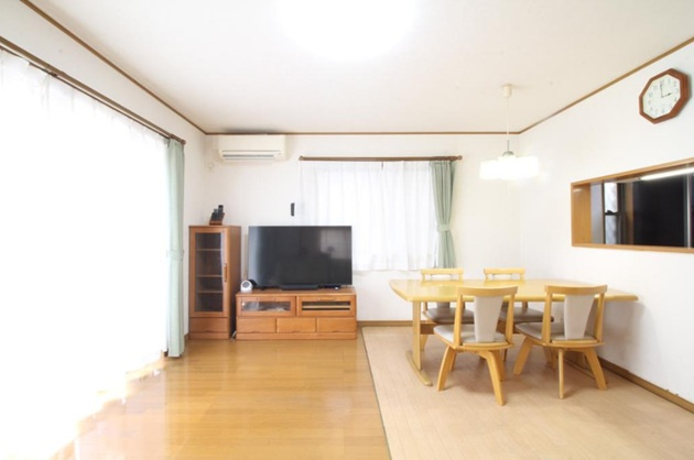 高座郡寒川町一之宮4丁目　中古戸建　38.48坪の居間・リビング|陽光降り注ぐ！南向きの明るく、陽当り良好のリビングルームです。　　
ご家族の憩いの場にぴったり◎