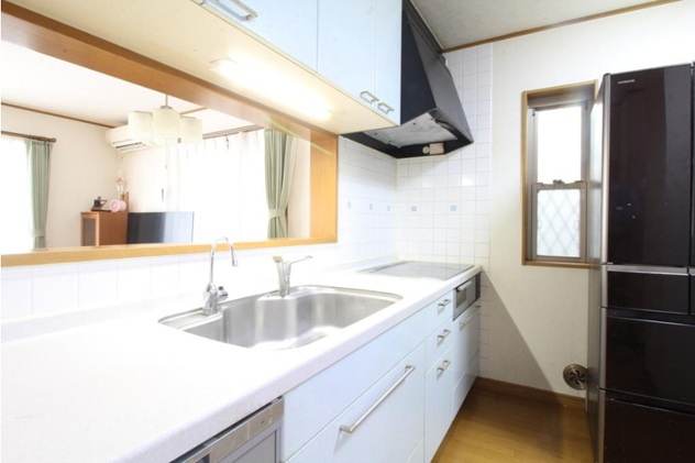 高座郡寒川町一之宮4丁目　中古戸建　38.48坪のキッチン|コミュニケーションが取りやすく人気の対面キッチンを搭載しています。
広々空間で、お料理もしやすいですよ。