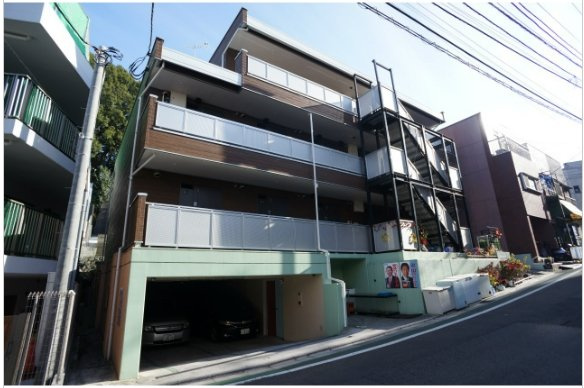 川崎市多摩区三田１丁目の賃貸マンションの庭