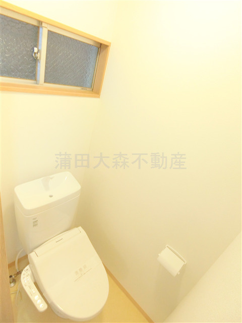 田野井ハイツのトイレ|窓と温水洗浄便座付きのトイレ