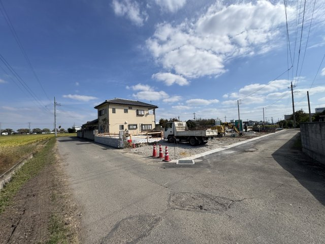 新築　前橋市公田町第１　クレイドルガーデン　１号棟の前面道路含む現地写真|現地写真　西側接道幅員約4ｍ　北側接道幅員約6.2ｍ