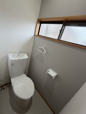 松永貸家のトイレ|落ち着いた色調のトイレです