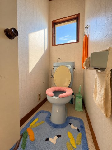 庭も駐車場もゆとりの広さ。駐車3台×学校近くの家のトイレ|シンプルで使いやすいトイレです
