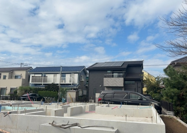【バルコニー】 | 二本松新築戸建 | バルコニーは、室外の専用スペースのうち、「屋根がなく開放された空間」であるものを指します。ベランダより広いタイプのものが多く、日当たりもよいため家庭菜園などを楽しみたい人にとって適した環境となります。