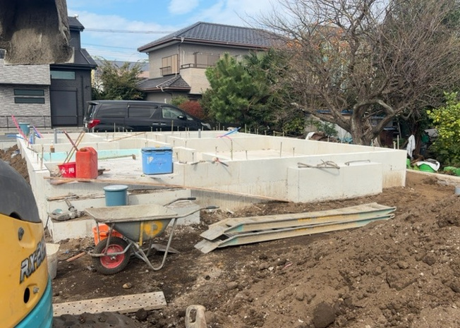 【構造・工法・仕様】 | 二本松新築戸建 | 木造住宅とは土台、壁、柱など建築物の強度を支える構造体の材に木が使用されている構造を指します。構造体は建物の自重を支えるだけではなく風圧や水圧、積裁荷重などあらゆる衝撃に耐えるための基礎です。