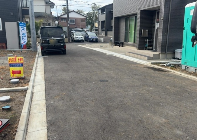 【前面道路含む現地写真】 | 二本松新築戸建 | 道幅が広い場所は日当たりや風通が良好です。幅が広いのですれ違いも可能ですし大きな車でも駐車可能！一方で、大型車が通ることも多くなるため交通量の増加により騒音に繋がります。また土地の値段が高くなります。