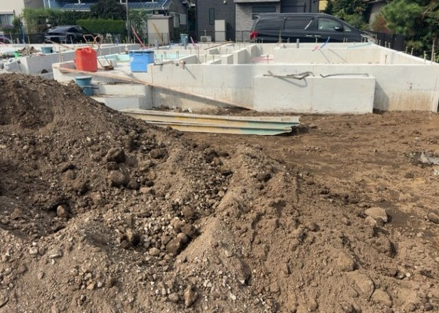 【駐車場】 | 二本松新築戸建 | 車一台あたりに必要なスペースは、標準サイズの普通自動車で横幅2m50cm、長さ5mは必要になります。ただし、乗降のことも考慮して横幅3m30cm、長さ5m50cmほどは確保できるところを選びましょう。
