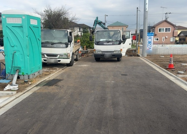 【前面道路含む現地写真】 | 二本松新築戸建 | 住宅用の土地では前面道路に2m以上接していなければならないと法律で定められています。しかし、お持ちの車のサイズやライフスタイルなどにより、2mでは利便が悪い場合もございますので、事前に確認しましょう。