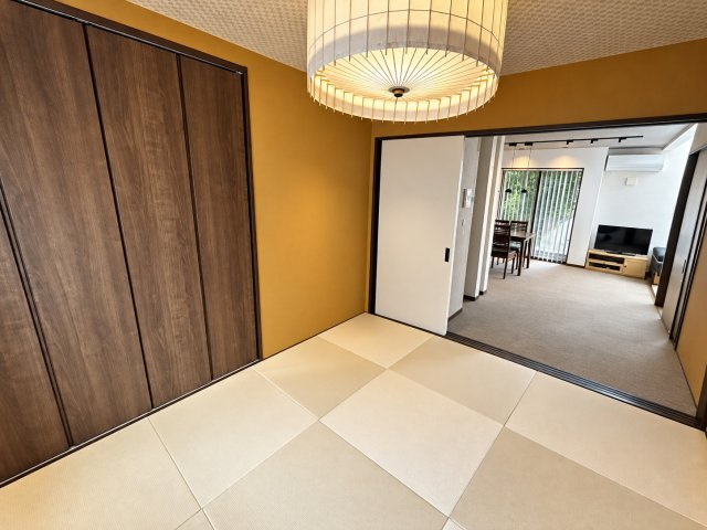 東新町　中古戸建ての和室| 和室は小さなお子さまの遊び場やお昼寝スペースとしても活躍します。来客時の客間としても利用でき、使い勝手の良い空間です。
