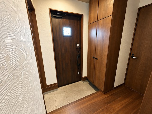 東新町　中古戸建ての玄関|来る人を暖かく迎えて来れる玄関は 来客者が多い日も足場に困る事のない収納力です！
