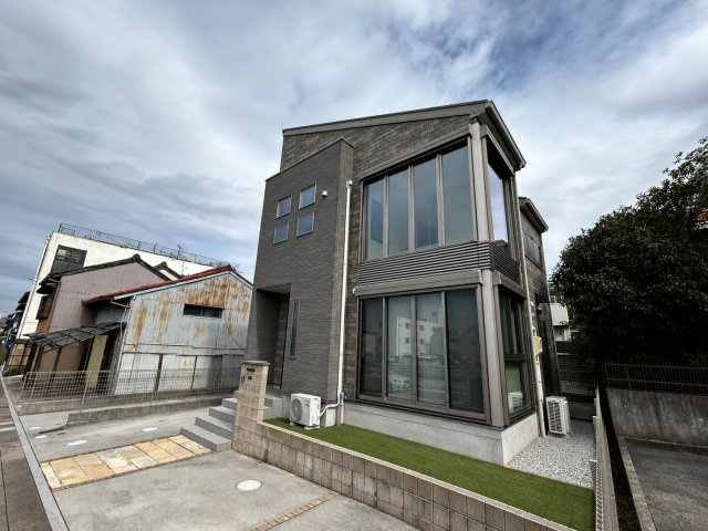 東新町　中古戸建ての外観|人工芝が敷かれたお庭はお子様の遊び場などにぴったりです。お手入れの手間もすくなく、気軽にお庭時間を楽しめます！