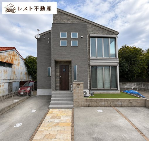 東新町　中古戸建ての外観|大きな窓から自然光がたっぷり差し込む、明るく開放的な住まいです！
■太陽光発電システム搭載■車3台駐車可能（車種による）