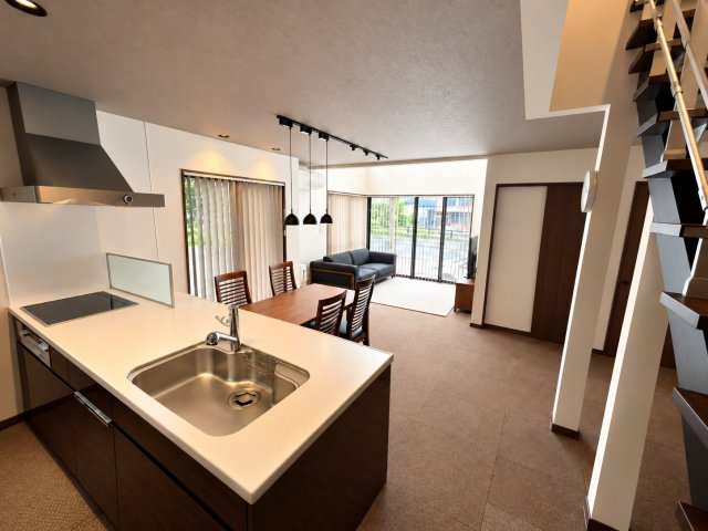 東新町　中古戸建てのキッチン|2面採光で明るく開放感あふれるLDKになります！