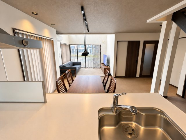 東新町　中古戸建てのキッチン|対面式キッチンからリビング全体を見渡せる開放的なLDK！家族との会話を楽しみながらお料理ができ、明るく心地よい空間が広がります