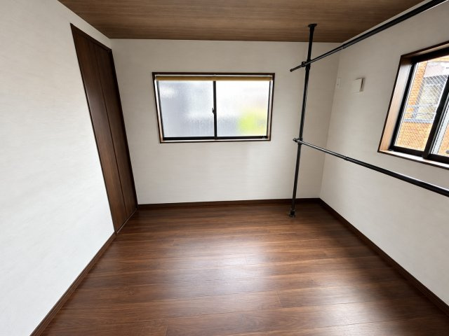 東新町　中古戸建ての洋室|広々としたお部屋は、お仕事部屋やこども部屋でも多種多様にご使用いただけます◯
