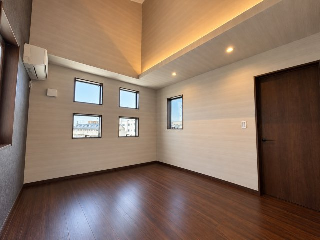 東新町　中古戸建ての洋室|主寝室はご夫婦がゆったりと休める落ち着いたプライベート空間として使えるお部屋です。
ベッドを置いてもゆとりがあり、リラックスして過ごせるのが魅力です！
