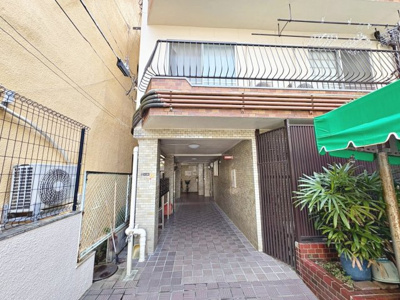 【エントランス】 | グリーンコーポラス若松 | 今話題の再生マンションです。コストを抑えてマイホームいかがでしょうか？デザイナーズ仕様の満足いただける室内になっております。ぜひ現地でご覧ください。