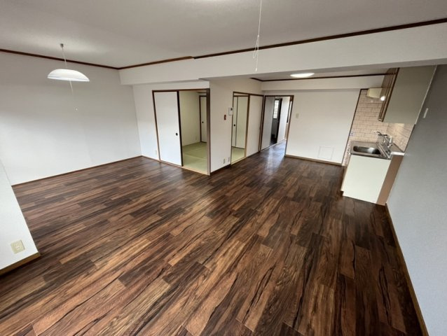 桂ガーデンハイツの居間・リビング|桂川駅近くの20帖LDK。屋根裏収納付で部屋を広く使える居室