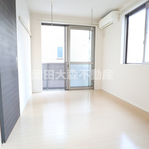 ネージュ西糀谷の居間・リビング|東向き南東角部屋2面採光の洋室6.9帖　エアコン　室内物干し