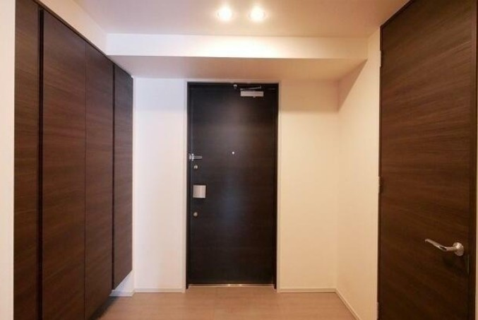 新宿区新宿６丁目の賃貸マンションの玄関