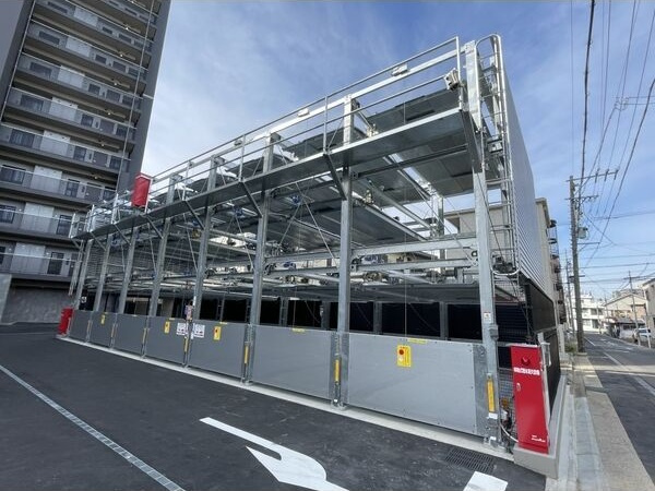 レーベン千種吹上AVANCAの駐車場