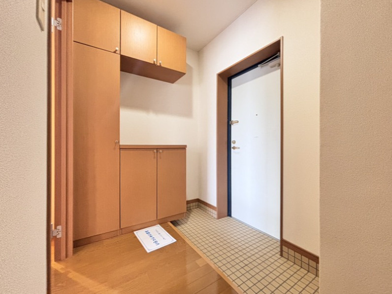 熊本市北区麻生田５丁目の賃貸マンションの玄関|収納もある玄関です