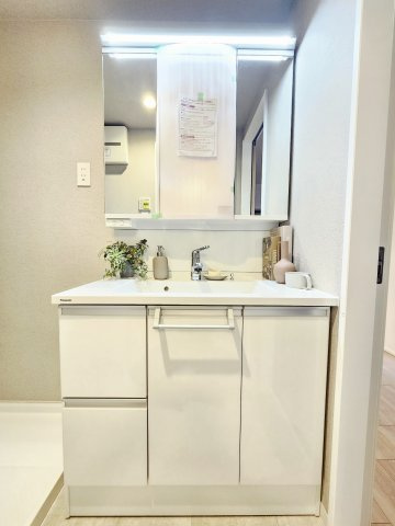 日商岩井芦屋翠ヶ丘マンションの洗面所|スペースが確保できる洗面所です