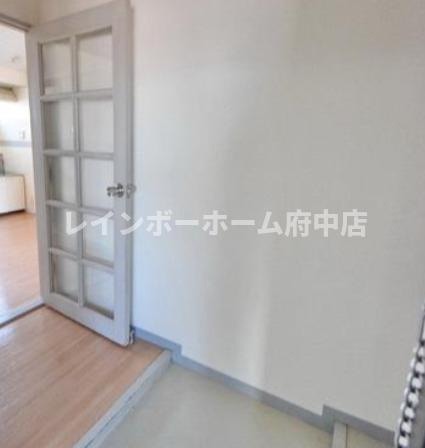 西国立コートビレッヂの玄関