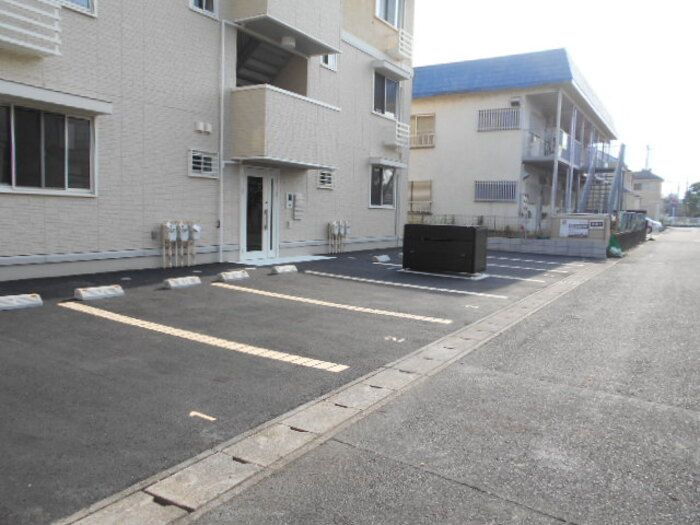 アルカンシェルの駐車場