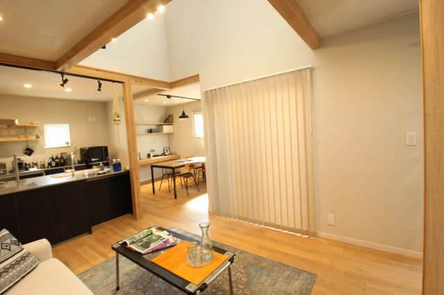 高知市中須賀町　中古戸建　モデルハウス　（未入居物件）の居間・リビング|ＬＤＫ　15.0帖