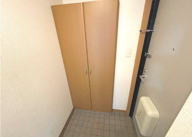 シャトー光の森Dの玄関
